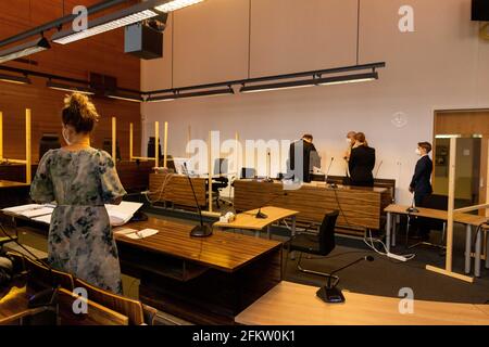 Fribourg, Allemagne. 04e mai 2021. La demanderesse Felicitas Rohrer (l) est présente à la Cour régionale de Fribourg tandis que la partie adverse et un expert sont visibles en arrière-plan. L'affaire concerne une demande de dommages et d'indemnisation pour douleur et souffrance à l'encontre de la société pharmaceutique Bayer Vital GmbH. Au cours de l'été 2009, le demandeur a subi une embolie pulmonaire bilatérale et un collapsus circulatoire avec arrêt cardiaque et attribue cela à la prise du contraceptif. Credit: Philipp von Ditfurth/dpa/Alay Live News Banque D'Images