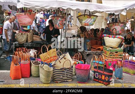Journée de marché sur la rue Massena à Antibes sur la côte d'Azur, France. Mise au point sélective. 19 juin 2016. Photo éditoriale Banque D'Images