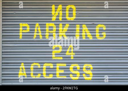 Pas de panneau de parking sur une porte de garage, Royaume-Uni Banque D'Images