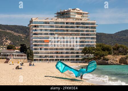 Palmanova, Majorque, Espagne. 3 mai 2021. La vie sur la plage à Palmanova avec un surfeur cerf-volant, des touristes et un appartement à Majorque. Credit: John-Patrick Morarescu/ZUMA Wire/Alamy Live News Banque D'Images