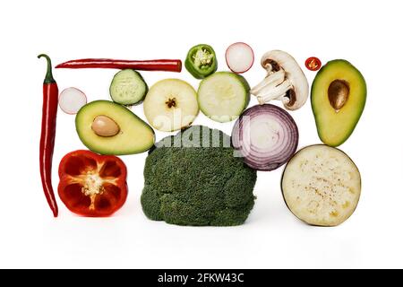 Disposition des légumes en tranches sur un fond blanc vue frontale. Banque D'Images