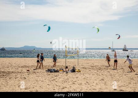 Palmanova, Majorque, Espagne. 3 mai 2021. La vie sur la plage à Palmanova avec des jeunes jouant au volley-ball en face de la mer et des surfeurs cerf-volant à Majorque. Credit: John-Patrick Morarescu/ZUMA Wire/Alamy Live News Banque D'Images