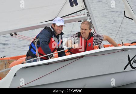 BEN AINSLIE GIVEING GLEN MOORE UNE LEÇON DE VOILE. 30/6/2011. PHOTO DAVID ASHDOWN Banque D'Images