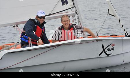 BEN AINSLIE GIVEING GLEN MOORE UNE LEÇON DE VOILE. 30/6/2011. PHOTO DAVID ASHDOWN Banque D'Images