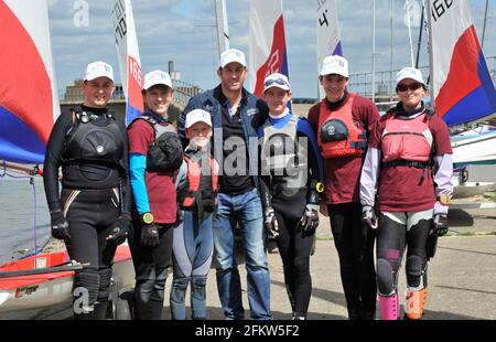 BEN AINSLIE GIVEING GLEN MOORE UNE LEÇON DE VOILE. 30/6/2011. PHOTO DAVID ASHDOWN Banque D'Images