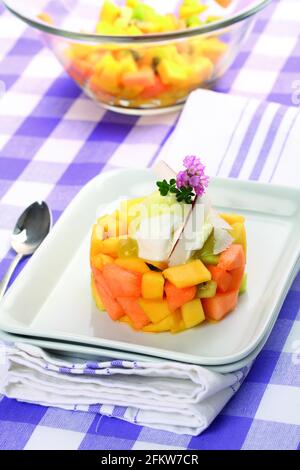 Tartare de fruits avec crème glacée Banque D'Images