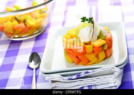 Tartare de fruits avec crème glacée Banque D'Images