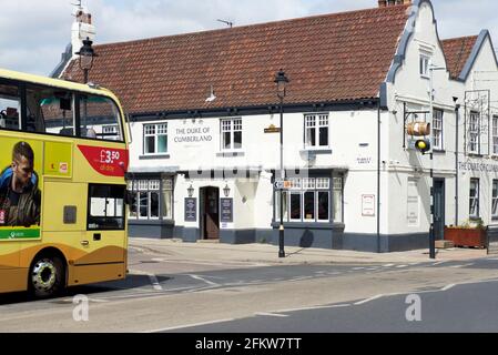 Bus à impériale qui attend en face du pub Duke of Cumberland à Cottingham, près de Hull, East Yorkshire, Angleterre Banque D'Images