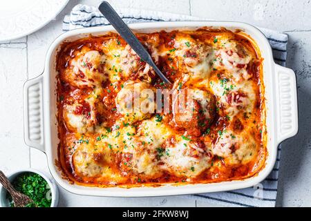 Boulettes de viande cuites au four avec sauce tomate dans le plat du four. Banque D'Images