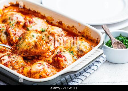 Boulettes de viande cuites au four avec sauce tomate dans le plat du four. Banque D'Images