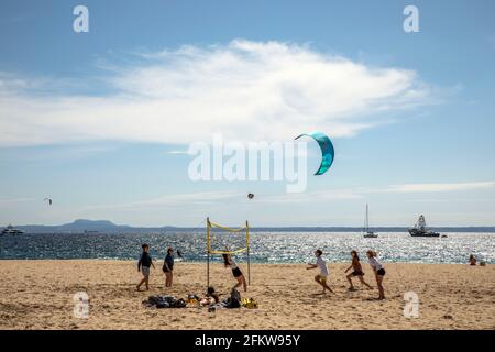 Palmanova, Majorque, Espagne. 3 mai 2021. La vie sur la plage à Palmanova avec des jeunes jouant au volley-ball en face de la mer et des surfeurs cerf-volant à Majorque. Credit: John-Patrick Morarescu/ZUMA Wire/Alamy Live News Banque D'Images