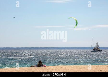Palmanova, Majorque, Espagne. 3 mai 2021. Une mère et son chilkd en face de la mer avec un sanglier et un kite surfeur à la plage de Palmanova à Majorque. Credit: John-Patrick Morarescu/ZUMA Wire/Alamy Live News Banque D'Images