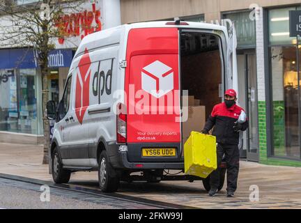 Preston, Lancashire ; Weather au Royaume-Uni le 4 mai 2021 ; DPD Store livraisons dans le centre-ville, car les magasins réapprovisionnent le stock de ventes des fêtes de la banque Banque D'Images