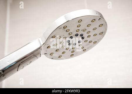 Tête de douche isolée sur fond blanc. Douche dans la salle de bains. Banque D'Images