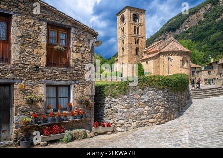 Village de Beget dans le Parc naturel de la Garrotxa province de Gérone Pyrénées Catalogne Espagne. Église romane du beget XII de Sant Cristofol Banque D'Images