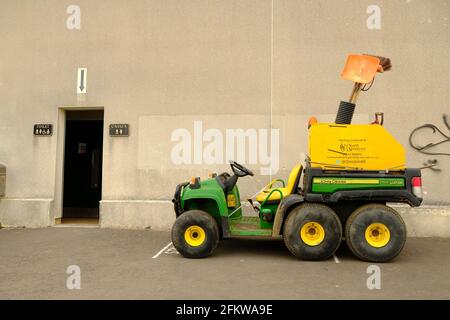 Mai 2021 - véhicule utilitaire John Deere Gator utilisé par le conseil pour l'entretien de ses installations à Weston super Mare, dans le nord du Somerset, en Angleterre, au Royaume-Uni. Banque D'Images