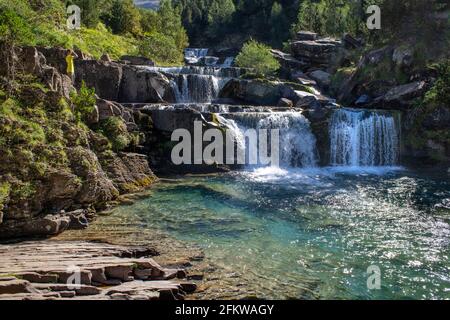 Cascade de Cola de Caballo dans le parc national d'Ordesa y Monte Perdido, Huesca, Aragon, Espagne, montagnes des Pyrénées. Pics calcaires karstiques dans Ordesa et Banque D'Images