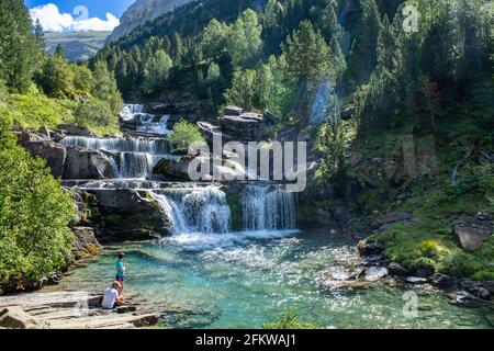 Cascade de Cola de Caballo dans le parc national d'Ordesa y Monte Perdido, Huesca, Aragon, Espagne, montagnes des Pyrénées. Pics calcaires karstiques dans Ordesa et Banque D'Images