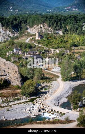 Janovas, village abandonné sur la rive de l'Ara achèvement d'un lac d'irrigation région de Boltana Aragon Espagne. Les ruines vides des maisons i Banque D'Images