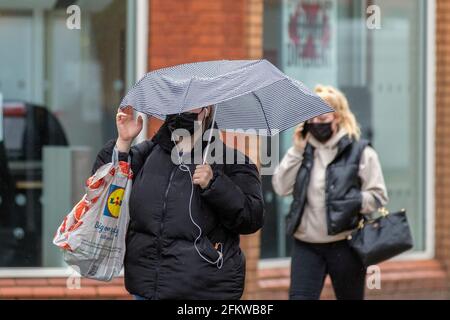 Parapluie cassé sous la pluie à Preston; Lancashire. 4 mai 2021 ; météo au Royaume-Uni ; anoraks vestes imperméables et manteaux de pluie sont à l'ordre du jour sur une journée froide humide et venteuse dans le centre-ville. Crédit; MediaWorldImages/AlamyLiveNews. Banque D'Images