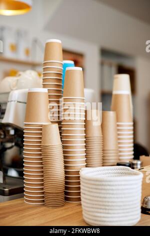 beaucoup de tasses en papier jetables de boisson en piles. Banque D'Images