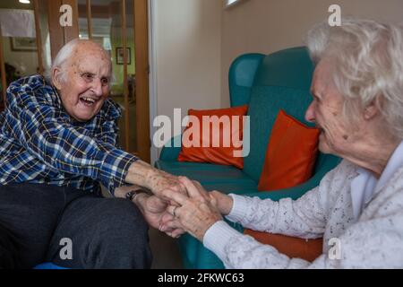 Un couple âgé de quatre-vingts a retrouvé un soin après avoir été séparé pendant plusieurs semaines en raison de la pandémie du coronavirus, Hampshire, Angleterre. Banque D'Images