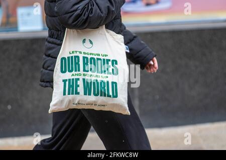 Frottez nos corps et faites un gommage du sac du monde à Preston; Lancashire. 4 mai 2021; UK Weather; Body Shop coton sac réutilisable. Anoraks vestes imperméables et manteaux de pluie sont à l'ordre du jour sur une journée froide humide et venteuse dans le centre-ville. Crédit; MediaWorldImages/AlamyLiveNews. Banque D'Images