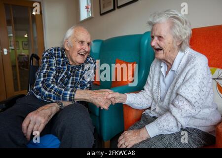 Un couple âgé de quatre-vingts a retrouvé un soin après avoir été séparé pendant plusieurs semaines en raison de la pandémie du coronavirus, Hampshire, Angleterre. Banque D'Images