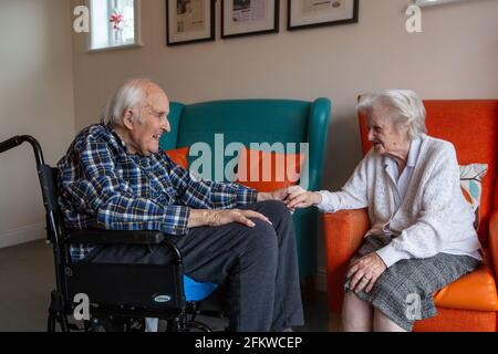 Un couple âgé de quatre-vingts a retrouvé un soin après avoir été séparé pendant plusieurs semaines en raison de la pandémie du coronavirus, Hampshire, Angleterre. Banque D'Images