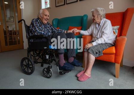 Un couple âgé de quatre-vingts a retrouvé un soin après avoir été séparé pendant plusieurs semaines en raison de la pandémie du coronavirus, Hampshire, Angleterre. Banque D'Images