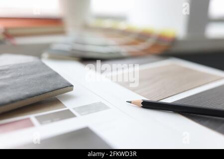 Catalogue avec des échantillons de parquet en bois est sur la table Banque D'Images