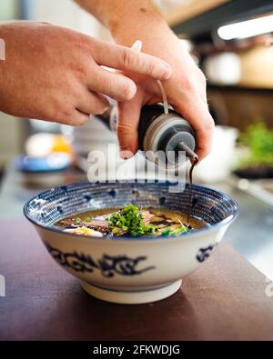 Cuisson de la soupe de ramen japonais avec de l'huile de sésame Banque D'Images