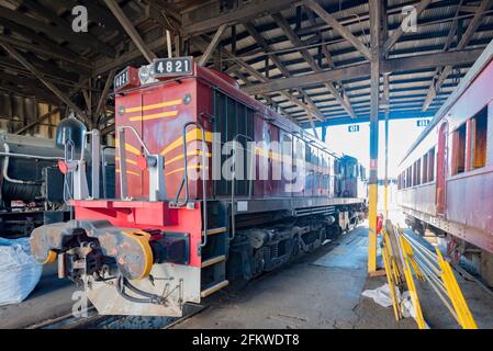 Moteur numéro 4821 une locomotive diesel de classe 48 restaurée et stationnée au Goulburn Rail Heritage Centre, en Nouvelle-Galles du Sud, en Australie Banque D'Images