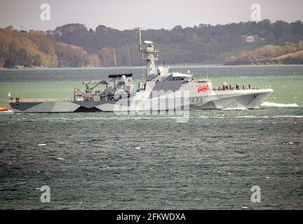 Falmouth, Cornwall, Royaume-Uni. 4 mai 2021. L'emblématique peinture « Dazzle » a récemment été appliquée sur le HMS Tamar. Vu ici comme le HMS Tamar quitte Falmouth Harbour le schéma a été utilisé pour la première fois dans la WW1, moins dans la WW2, des formes contrastées, des angles et des couleurs ont été conçus pour rendre difficile pour les sous-mariniers de mesurer la direction de déplacement et la vitesse du navire. Crédit : Bob Sharples/Alay Live News Banque D'Images