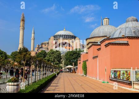 Istanbul, Turquie - 13 mai 2013 : les gens marchant vers Sainte-Sophie Banque D'Images