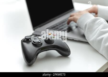 Une femme travaille à la maison seule. Gros plan Banque D'Images