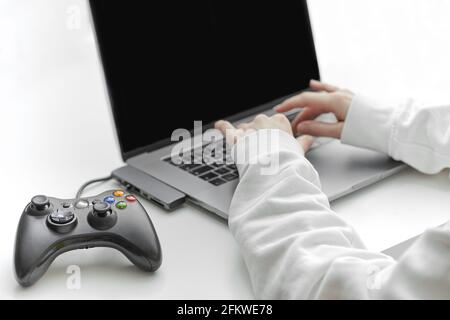 Une femme travaille à la maison seule. Gros plan Banque D'Images