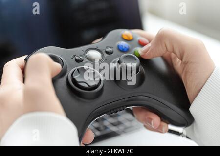 Une femme travaille à la maison seule. Gros plan Banque D'Images