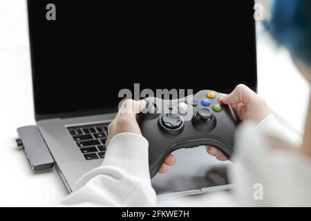 Une femme travaille à la maison seule. Gros plan Banque D'Images