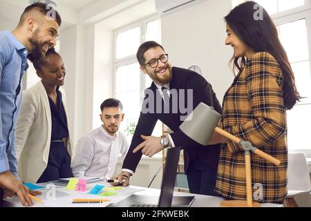 Équipe d'employés créatifs ayant une réunion de travail avec leur responsable dans un bureau moderne Banque D'Images