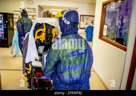 Dirksland, pays-Bas. 04e mai 2021. La salle d'urgence spéciale de Corona à l'hôpital Van Weel-Bethesda, à Dirksland, pays-Bas, le 03 mai 2021, pendant la troisième vague. De nouveaux patients corona arrivent à l'hôpital tous les jours. La crise de la couronne a rendu les hôpitaux très occupés. Les gens ont peur du code noir et cela signifie que tout le monde ne peut pas être aidé dans l'IC. Photo de Robin Utrecht/ABACAPRESS.COM crédit: Abaca Press/Alay Live News Banque D'Images