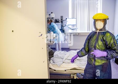 Dirksland, pays-Bas. 04e mai 2021. La salle d'urgence spéciale de Corona à l'hôpital Van Weel-Bethesda, à Dirksland, pays-Bas, le 03 mai 2021, pendant la troisième vague. De nouveaux patients corona arrivent à l'hôpital tous les jours. La crise de la couronne a rendu les hôpitaux très occupés. Les gens ont peur du code noir et cela signifie que tout le monde ne peut pas être aidé dans l'IC. Photo de Robin Utrecht/ABACAPRESS.COM crédit: Abaca Press/Alay Live News Banque D'Images