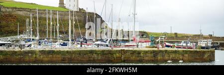 WHITEHAVEN, Royaume-Uni - 20 OCTOBRE 2019 : bateaux de pêche et yachts colorés au port de Whitehaven à Cumbria, Angleterre, Royaume-Uni. Froid et pluvieux jour d'automne. Banque D'Images