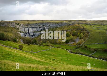 Malham Cove, une immense formation de roche calcaire en forme de falaise en forme d'amphithéâtre, dans le parc national de Yorkshire Dales, dans le nord de l'Angleterre, au Royaume-Uni. Banque D'Images