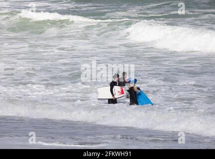 Portreath,Cornouailles, 4 mai 2021, les gens surfaient à marée haute à Portreath,Cornouailles malgré le soleil glorieux, il se sentait froid dans le vent. Les vents gusty sont prévus pour durer quelques jours.Credit: Keith Larby/Alay Live News Banque D'Images