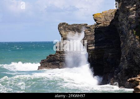 Portreath,Cornwall, 4 mai 2021, les vagues se sont écrasent contre les rochers à marée haute à Portreath,Cornwall malgré le soleil glorieux, il se sentait froid dans le vent. Les vents gusty sont prévus pour durer quelques jours.Credit: Keith Larby/Alay Live News Banque D'Images