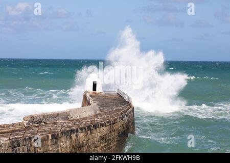 Portreath,Cornwall, le 4 mai 2021, de grandes vagues se sont écrasent au-dessus de la cabane de Deadman à marée haute à Portreath,Cornwall malgré le soleil glorieux, il se sentait froid dans le vent. Les vents gusty sont prévus pour durer quelques jours.Credit: Keith Larby/Alay Live News Banque D'Images