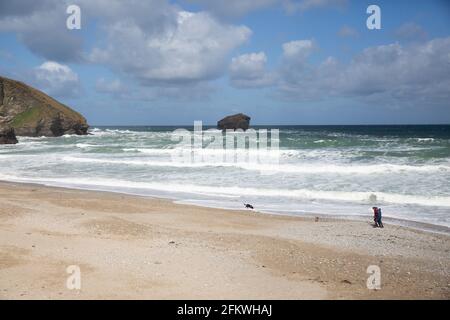 Portreath, Cornouailles, 4 mai 2021: Les gens dehors pour leur exercice quotidien sur la plage à marée haute à Portreath, Cornouailles malgré le soleil glorieux, il se sentait froid dans le vent. Les vents gusty sont prévus pour durer quelques jours.Credit: Keith Larby/Alay Live News Banque D'Images