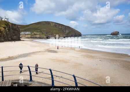 Portreath, Cornouailles, 4 mai 2021: Les gens dehors pour leur exercice quotidien sur la plage à marée haute à Portreath, Cornouailles malgré le soleil glorieux, il se sentait froid dans le vent. Les vents gusty sont prévus pour durer quelques jours.Credit: Keith Larby/Alay Live News Banque D'Images