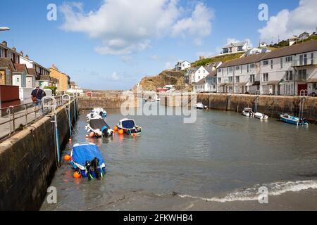 Portreath,Cornwall, 4 mai 2021, ciel bleu au-dessus du port à marée haute à Portreath,Cornwall malgré le soleil glorieux, il se sentait froid dans le vent. Les vents gusty sont prévus pour durer quelques jours.Credit: Keith Larby/Alay Live News Banque D'Images